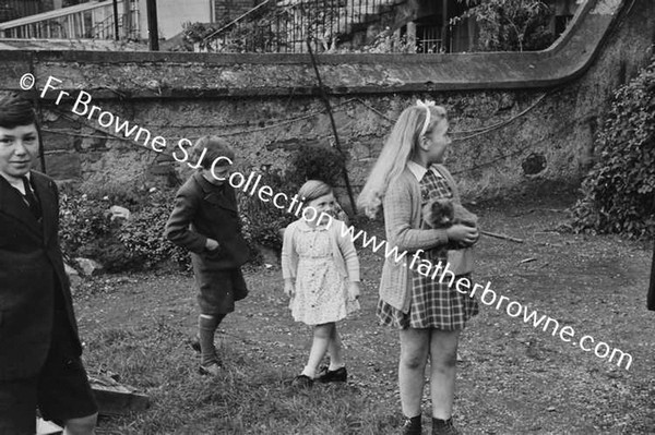 DR.ROBERT(ROBBIE) O'MEARA & FAMILY AT 81 PEMBROKE ROAD INCL MRS MCDONNELL (MARY O'M)